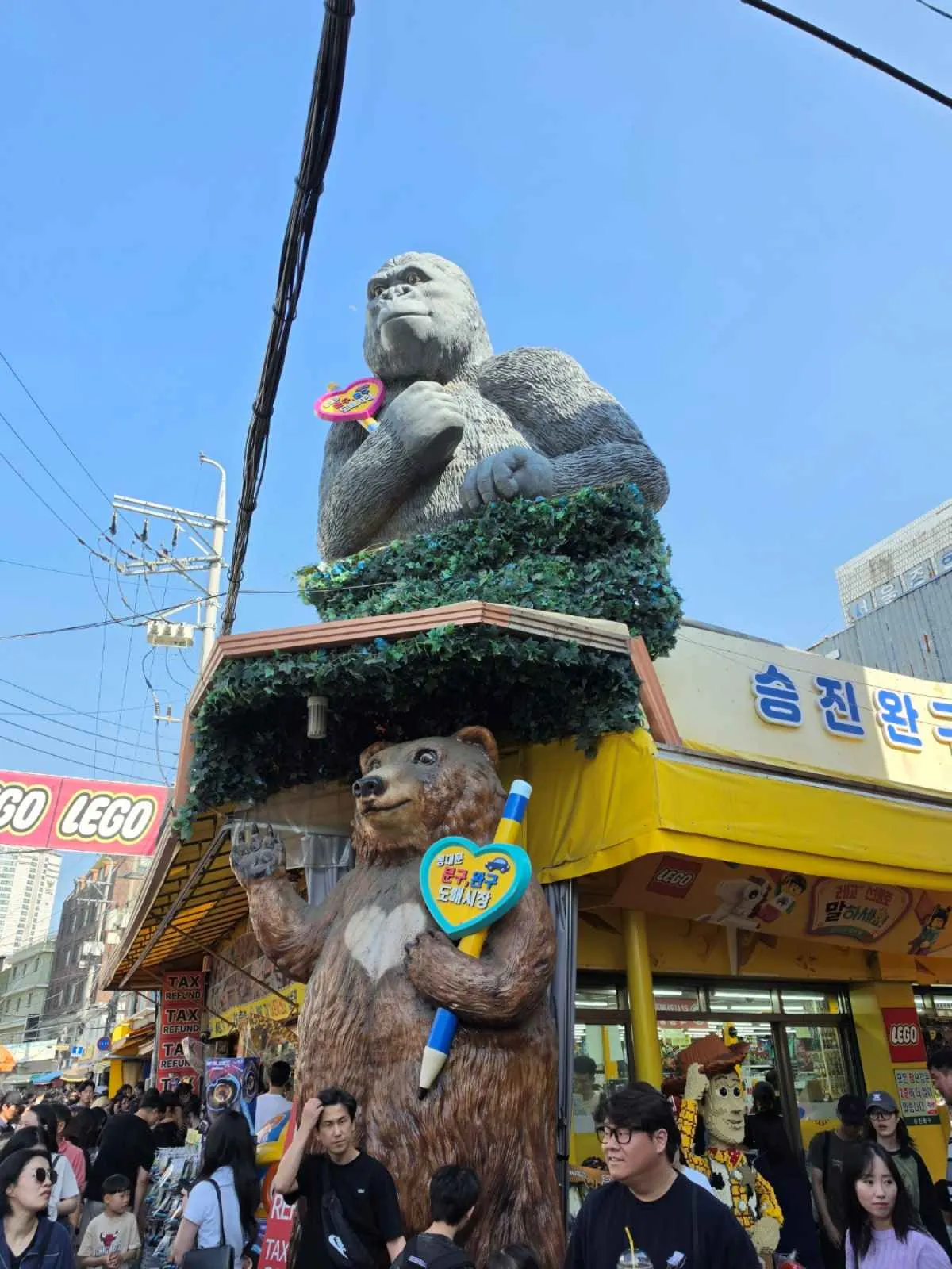 Hongdae, Seongsu hay sông Hàn đều phải nhường chỗ? Phố đồ chơi Đồng Miếu đang trở thành điểm đến hút khách bậc nhất Seoul