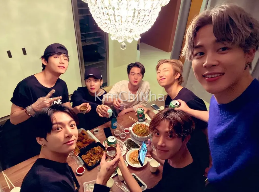 Từ Jungkook (BTS) với món gà rán, đến Rosé (BLACKPINK) với tokbokki, đây cách K-pop lan tỏa văn hóa ẩm thực