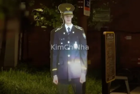 “Cảnh sát ma”, “bù nhìn thời hiện đại”, “ghost cop”… anh cảnh sát gây sốt ở công viên Hàn Quốc