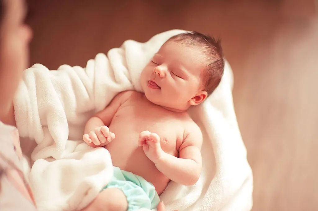 Một sản phụ Việt Nam cuối kì sinh nở đã được đỡ đẻ thành công tại nhà riêng nhờ sự hỗ trợ kịp thời của đội cấp cứu