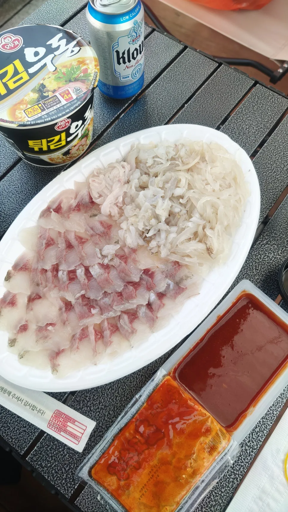 Khám phá chợ hải sản Minrak ở Busan, thưởng thức sashimi tươi ngon giá hợp lý tại quán Kkandori gần bãi biển Gwangalli