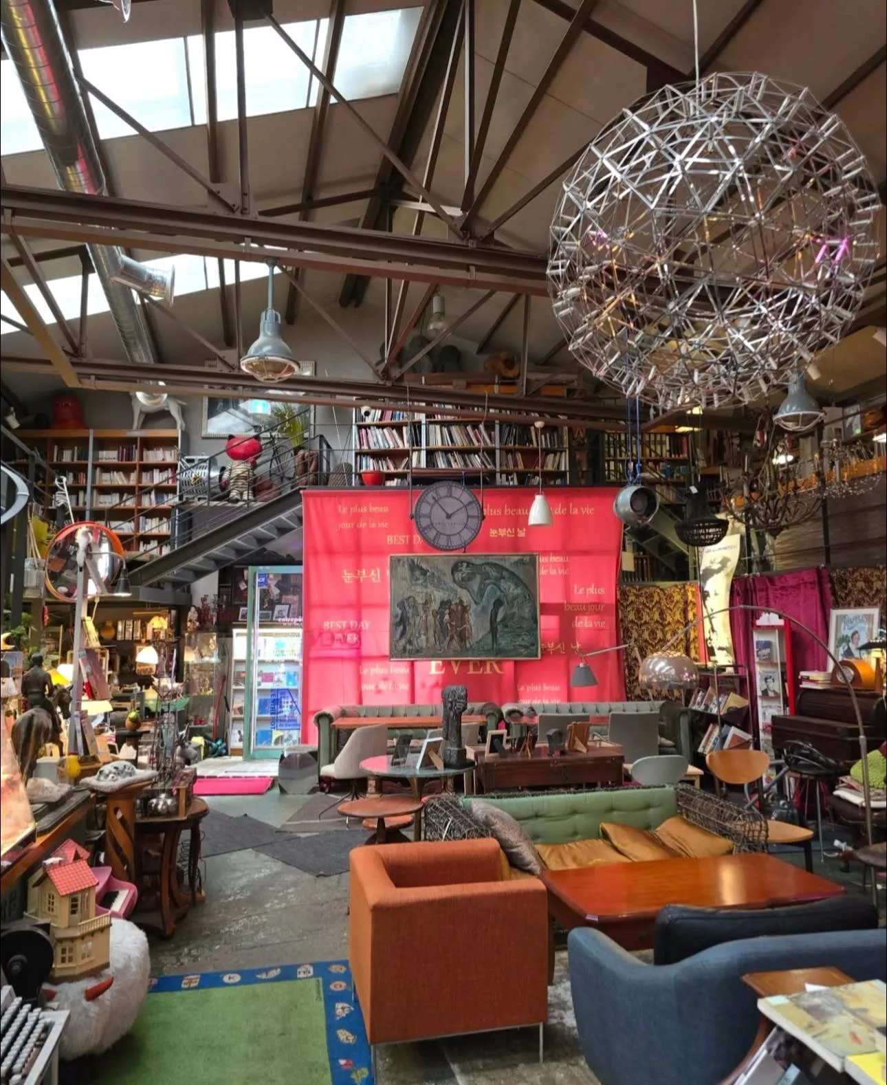 Review quán Entrepot Daejeon: Vẻ đẹp từ sự "lộn xộn"? Quán cafe độc nhất vô nhị mang hơi thở văn hóa Pháp