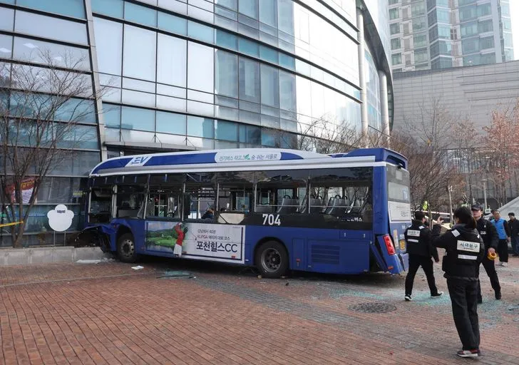 Xe buýt lao lên vỉa hè tại ngã tư Seodaemun, Seoul khiến 4 người bị thương, 1 người nguy kịch