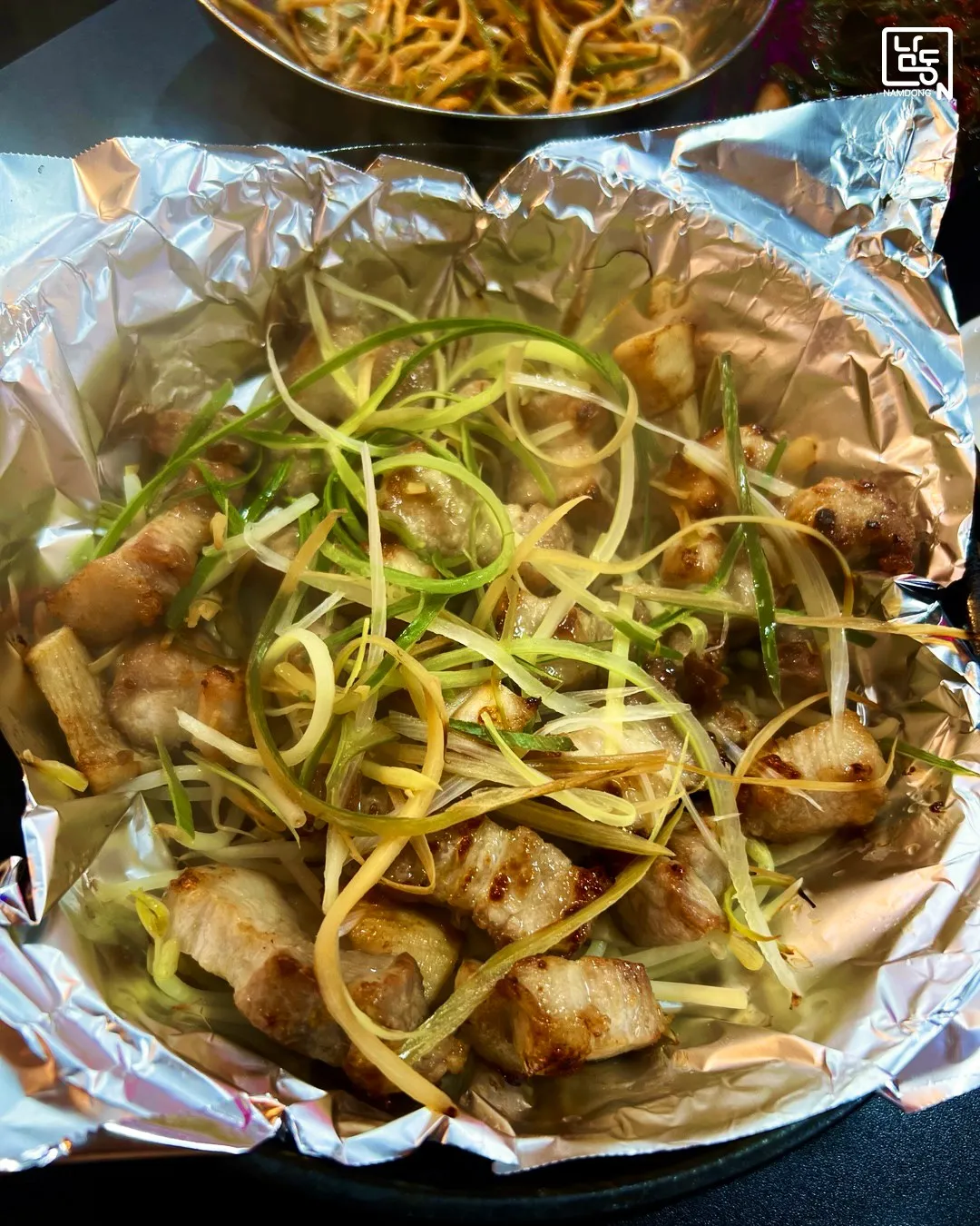 Lúc bạn buồn ở Hàn thì làm gì? Tới ngay quán thịt nướng "chỉ cần ngồi ăn" cực hot tại Guwol-dong
