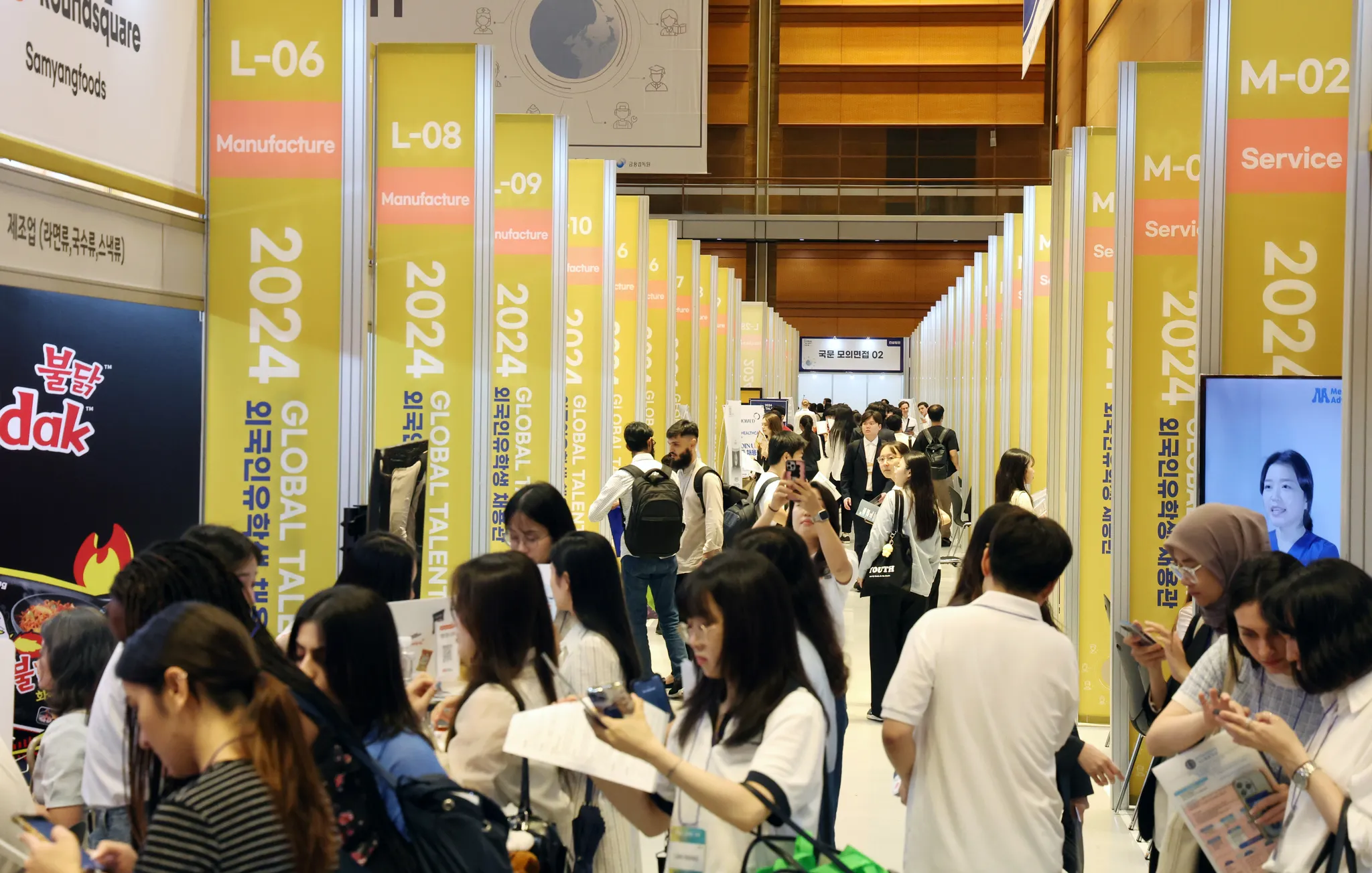 Làm Sao Phỏng Vấn Tại Chỗ, Tư Vấn CV và Lịch Trình Chi Tiết Cho Du Học Sinh Tại Job Fair
