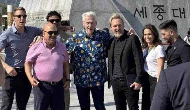 “Bill Clinton xuất hiện ở Gwanghwamun?” Hàn Quốc xôn xao trước tin cựu tổng thống Mỹ âm thầm đến Seoul