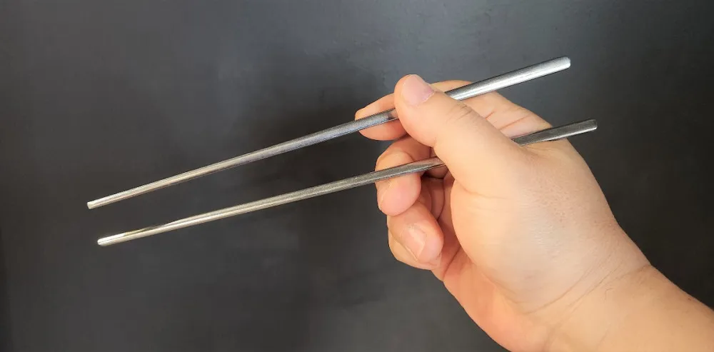 Vì sao đũa inox dẹt của Hàn Quốc khiến nhiều du khách “khó dùng”? Góc nhìn thú vị từ người nước ngoài