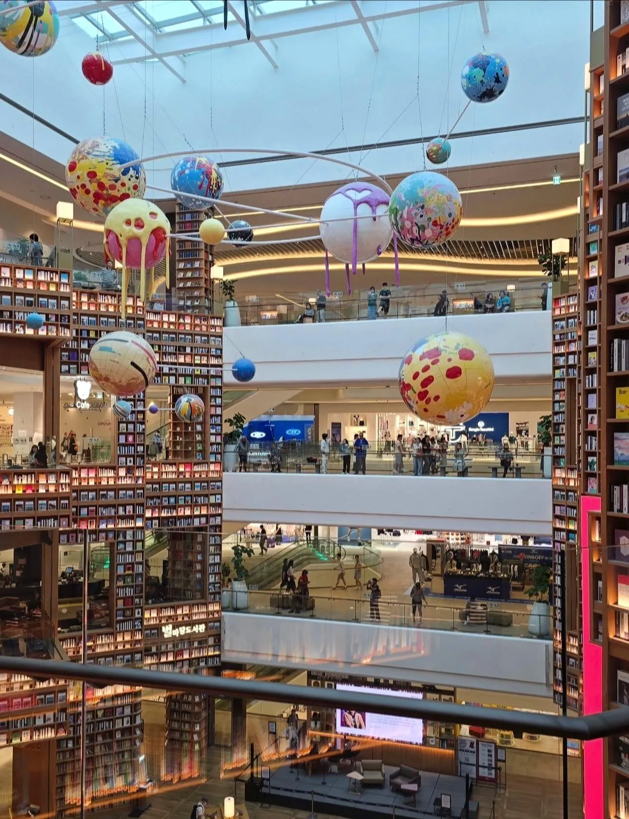 Thư viện Starfield Suwon đang cực hot: Tọa độ check-in gây bão tại Gyeonggi-do 📚✨