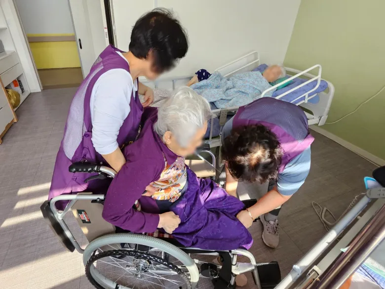 Dự báo Hàn Quốc thiếu 110.000 nhân lực chăm sóc người già vào năm 2028, cần mở rộng cơ hội cho lao động nước ngoài