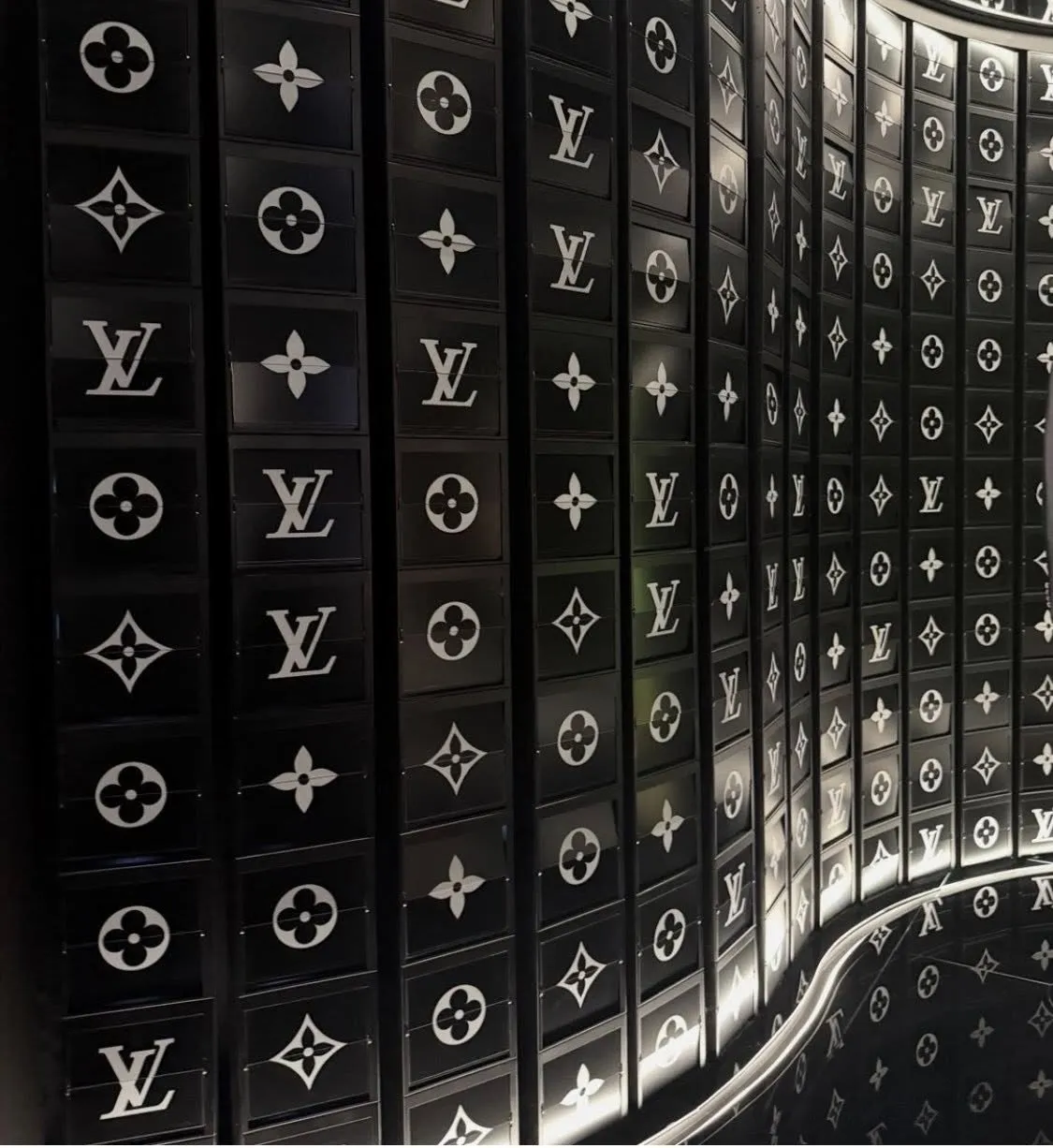 Louis Vuitton Visionary Journeys: Triển lãm thời trang đẳng cấp không thể bỏ lỡ tại Myeongdong 👜✨