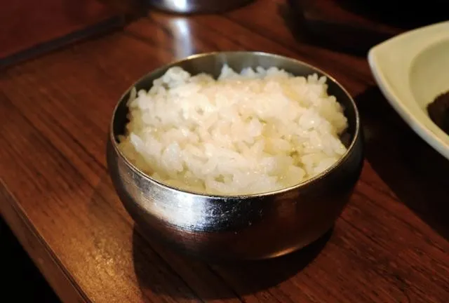 Vì sao các nhà hàng Hàn Quốc luôn đựng cơm trắng trong bát inox? Sự thật bắt nguồn từ chính sách quốc gia nhiều thập kỷ trước