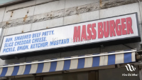 Burger phô mai “kiểu Mỹ” ở một quán nhỏ Seoul