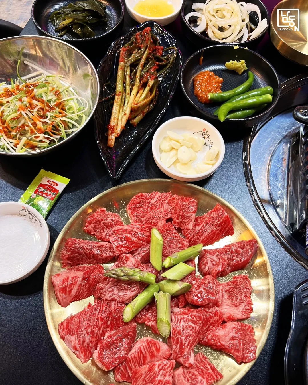 Lúc bạn buồn ở Hàn thì làm gì? Tới ngay quán thịt nướng "chỉ cần ngồi ăn" cực hot tại Guwol-dong