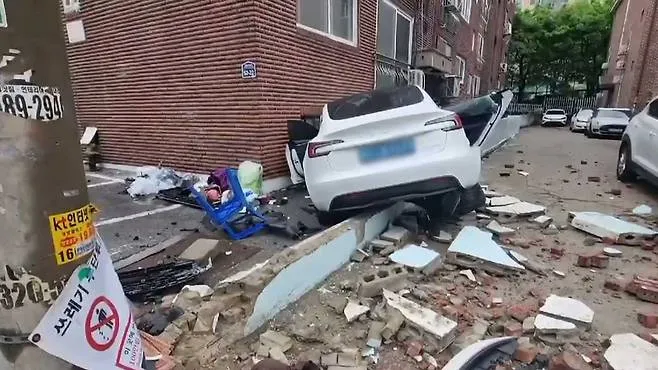 Xe Tesla đâm thẳng vào hẻm tại Suwon, 2 người bị thương, 7 xe khác bị hư hỏng