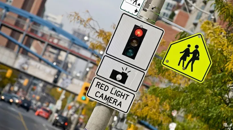 Vượt đèn đỏ ở Hàn bị camera ghi hình, nên nộp phạt hành chính hay tiền phạt vi phạm? Chọn sai có thể khiến phí bảo hiểm ô tô tăng hàng trăm nghìn đồng