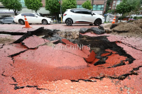 Xuất hiện 5 “ổ voi” giữa đường ở Seoul do mưa lớn, một làn đường bị phong tỏa để sửa chữa