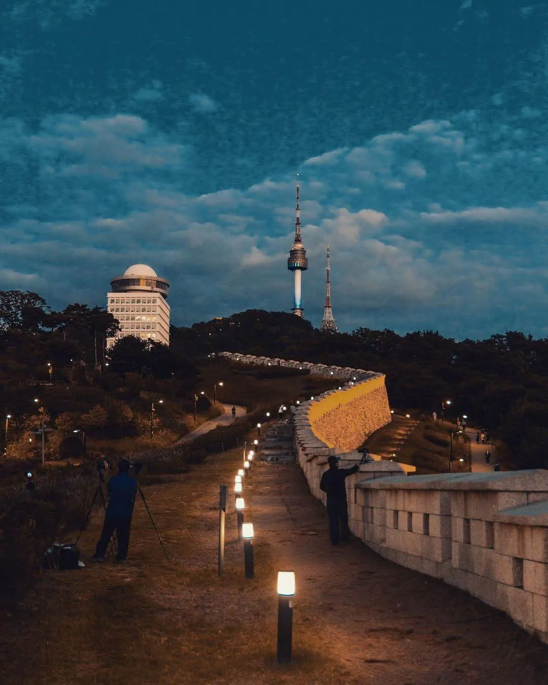 Namsan Baekbeom Park: Góc Seoul yên bình và đậm chất thơ giữa lòng thành phố 🌳✨