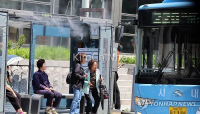 “Cả ngày mất hứng” vs “Mồ hôi của người lao động” – Tranh cãi gay gắt quanh chuyện mùi cơ thể trên xe buýt giờ cao điểm