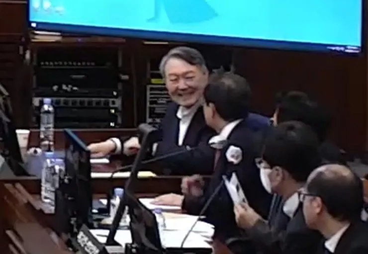 Cựu Tổng thống Yoon Suk Yeol mỉm cười đầy gượng gạo tại tòa khi công tố đề nghị án tử hình lần đầu tiên trong lịch sử