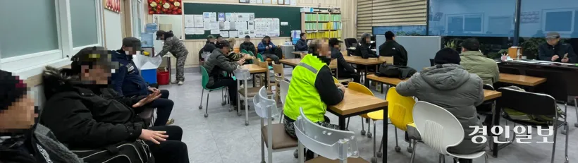5 giờ sáng tại văn phòng môi giới lao động ở Incheon : Hàng trăm người xếp hàng chờ việc giữa mùa đông suy thoái ngành xây dựng