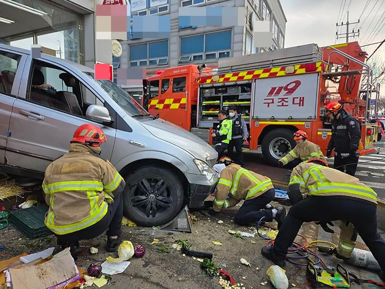Người phụ nữ ở Seocheon (Chungnam) điều khiển xe SUV đột ngột lùi mạnh tông tử vong người bán rau ven đường