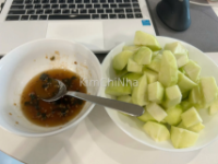 Ở Hàn thèm xoài xanh chấm mắm đường thì sao?