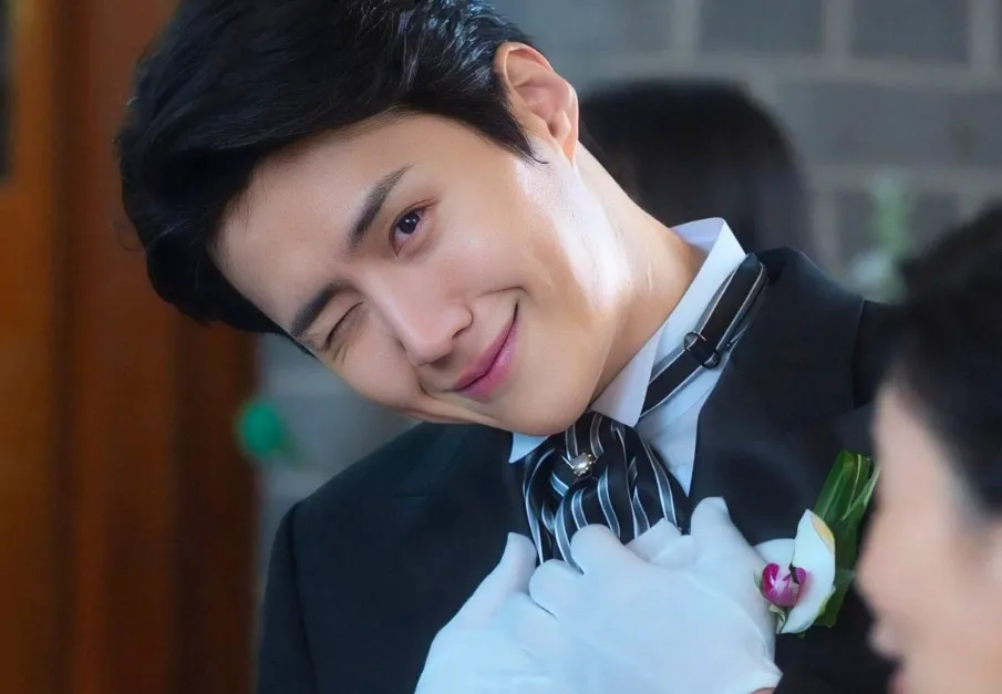 Chị em nên lập quỹ "Nuôi chồng" chứ thấy anh Seon Ho bị sờ gáy r đó 🤵‍♂️🛑