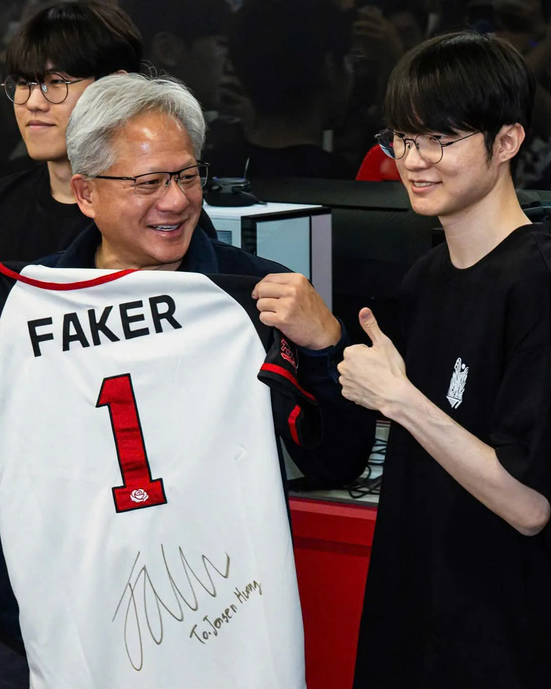 CEO Nvidia Jensen Huang ghé quán game Hongdae gặp Faker và đội T1 trong chuyến thăm Hàn Quốc