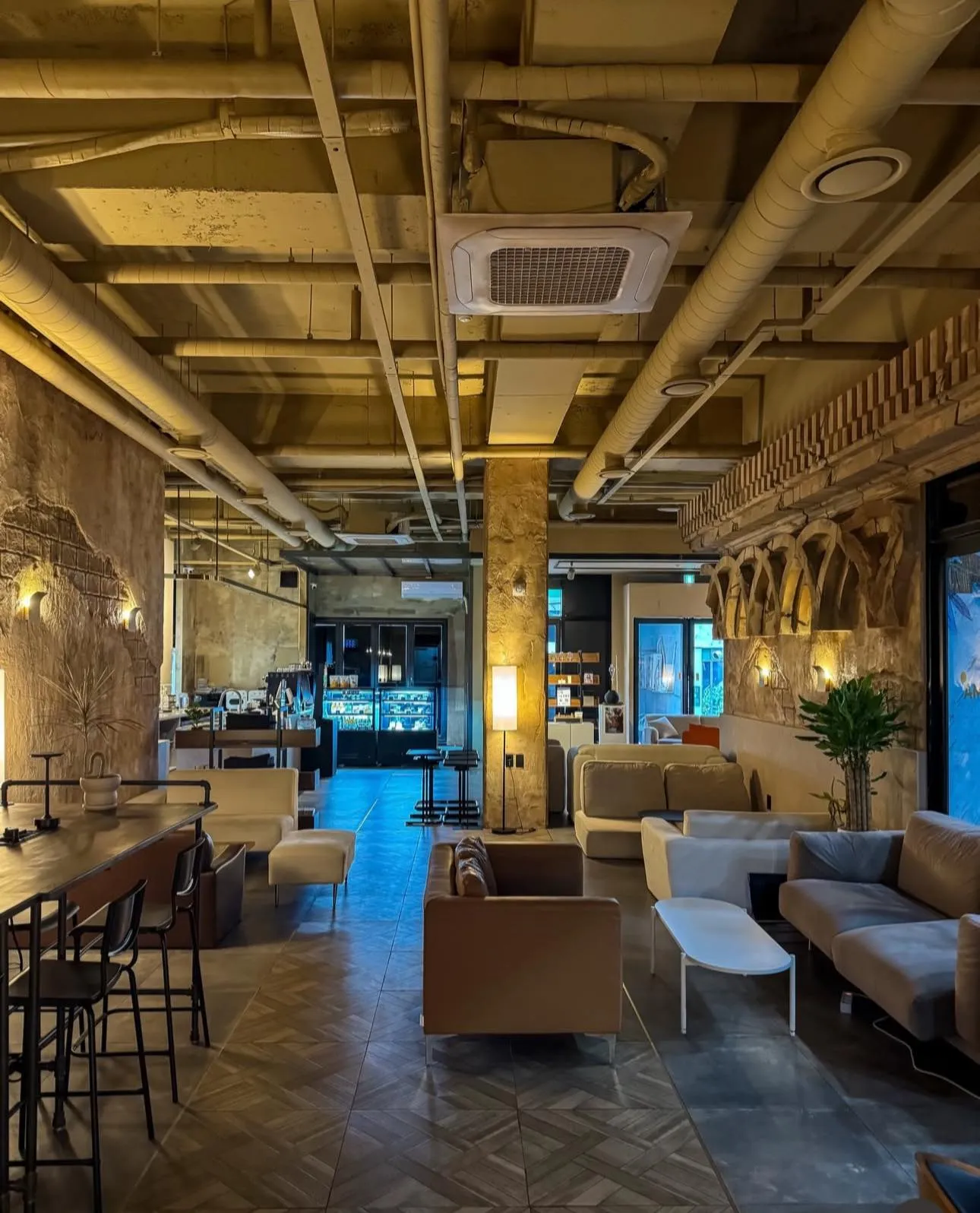 The Comma Lounge: "Trạm sạc" xuyên màn đêm cho hội cú đêm tại Suwon ☕🌙
