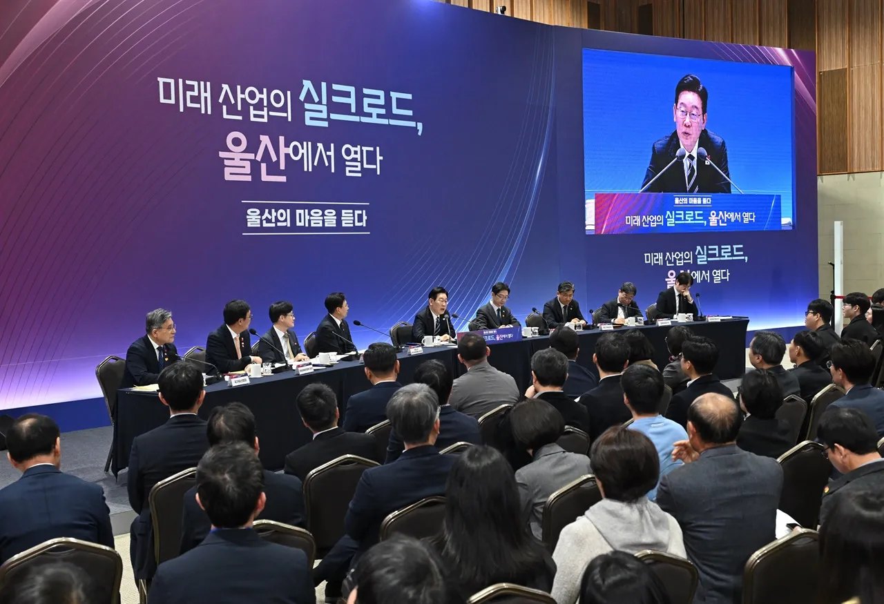 Họp Town Hall Ulsan: Tổng thống Lee Jae Myung tranh luận về lao động nước ngoài ngành đóng tàu