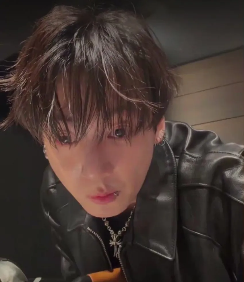 Jungkook livestream say rượu gây tranh cãi: Netizen Hàn chia phe trước thềm comeback