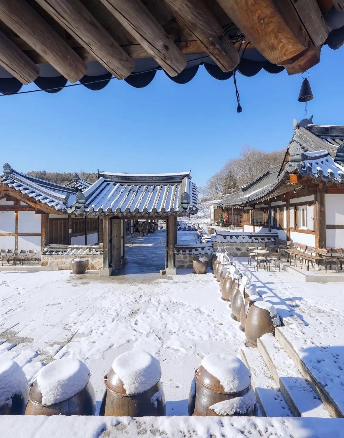 C’est La Vie Hanok Café: Bản giao hưởng giữa Tuyết trắng và Hanok cổ kính ❄️🏯