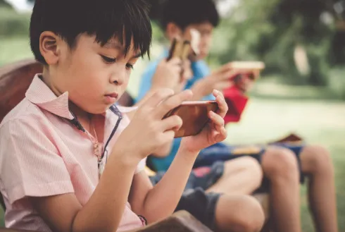 Đừng cho trẻ sử dụng smartphone trước 12 tuổi để tránh nguy cơ cao hơn về trầm cảm, béo phì và thiếu ngủ