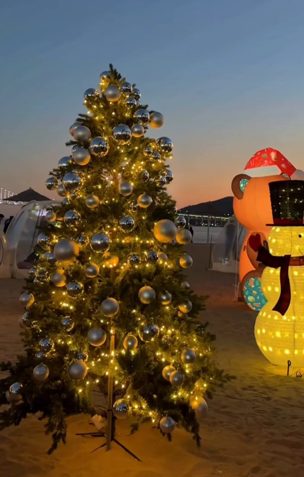 LỄ HỘI GIÁNG SINH RỰC RỠ TẠI BÃI BIỂN GWANGALLI – MỘT MÙA ĐÔNG NHƯ CỔ TÍCH! ✨🎄