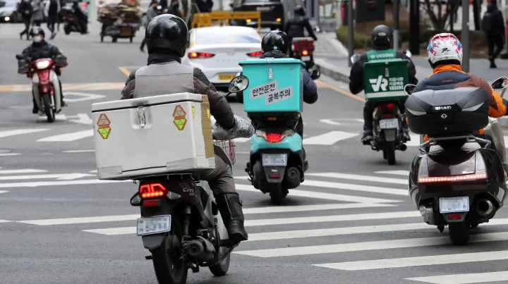 Hàn Quốc siết chặt nạn người lao động nước ngoài giả danh chạy giao hàng