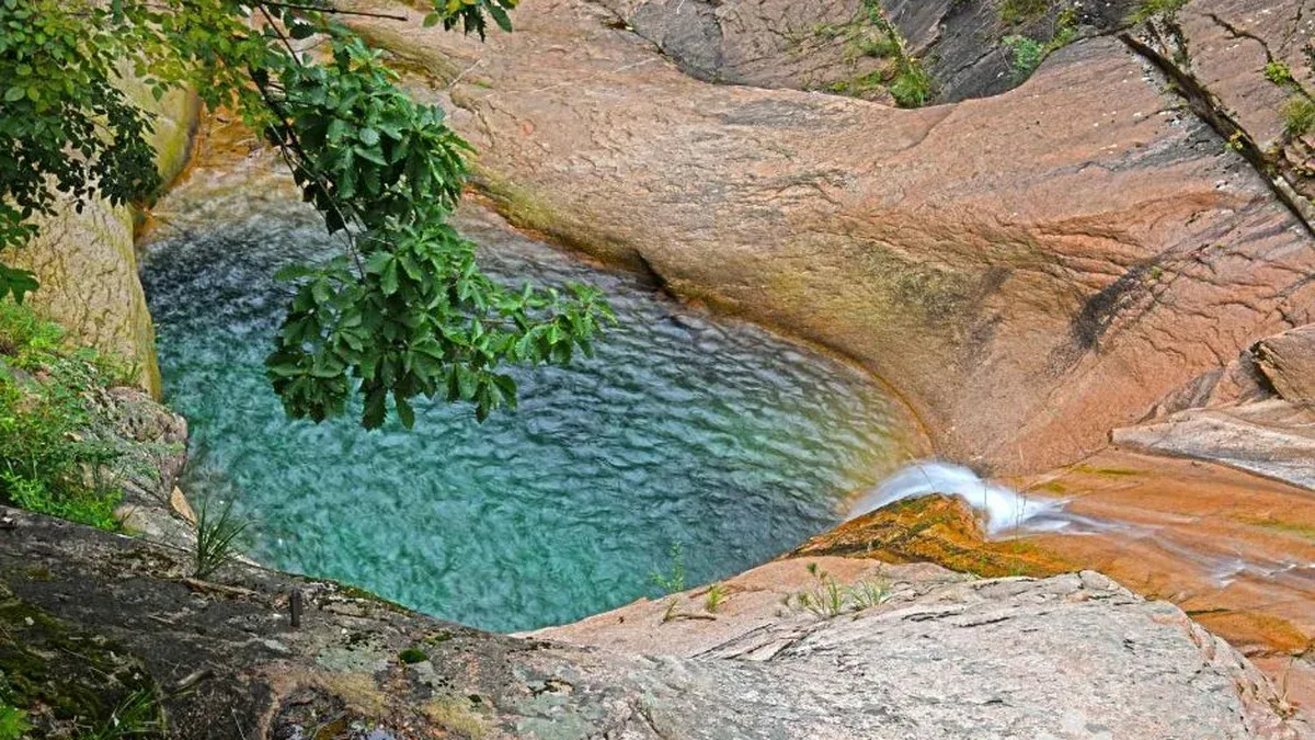Du lịch thác Osaek Yongso ở Gangwon, điểm đến thiên nhiên tuyệt đẹp giữa núi rừng Hàn Quốc