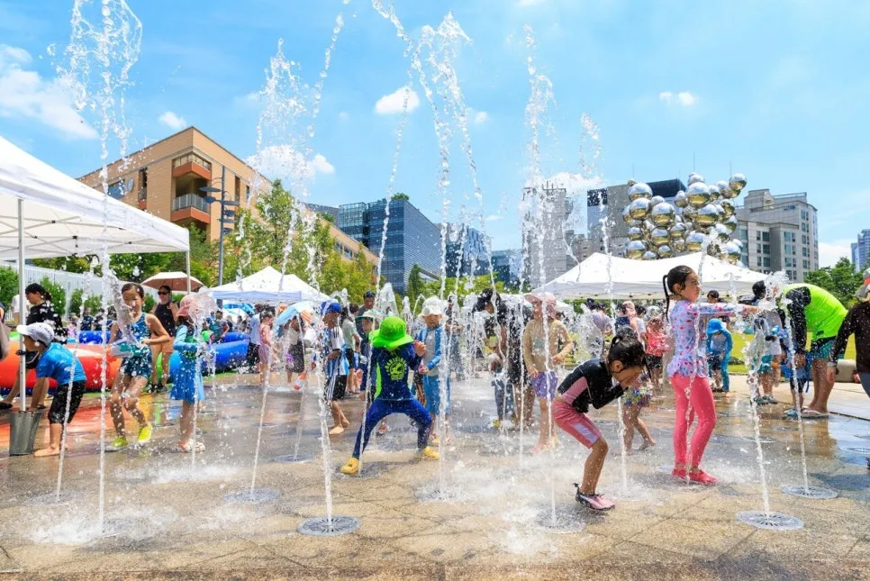 “Hãy tránh xa cái nóng oi bức” – Nơi này ở Seoul biến thành sân chơi nước kiểu làng quê.