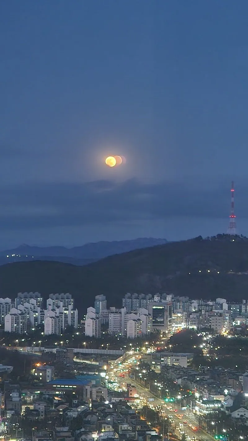 Ngay lúc này: Bầu trời Hàn Quốc rực sáng "Trăng Đỏ" – Phép màu 36 năm mới hội tụ 🌕🔴✨