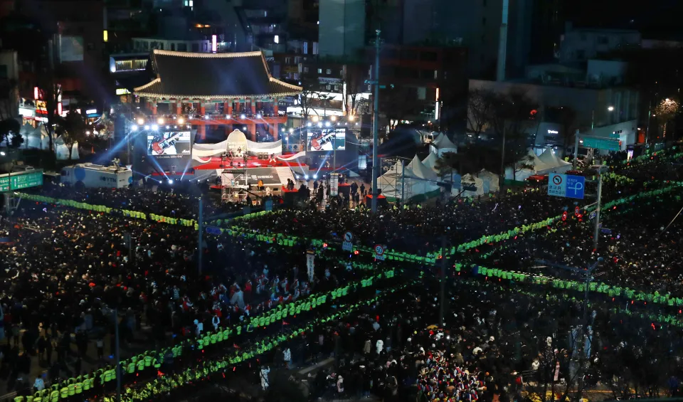 CHÙA BOSINGAK ĐẦU NĂM 2026: TIẾNG CHUÔNG 33 LẦN VÀ NGHI THỨC "XẢ XUI" CHỈ CÓ TẠI SEOUL! 🔔❄️