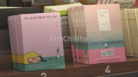 Giới trẻ Hàn Quốc đổ tiền cho sách chữa lành “mì ăn liền”