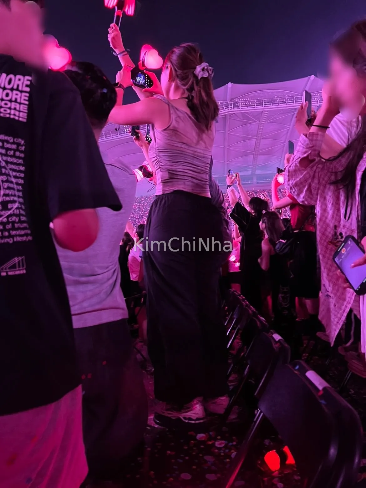 Hết sức nóng concert, đến loạt cảnh tượng "xấu xí" của fan BLACKPINK tại "DEADLINE" gây tranh cãi ầm ĩ!