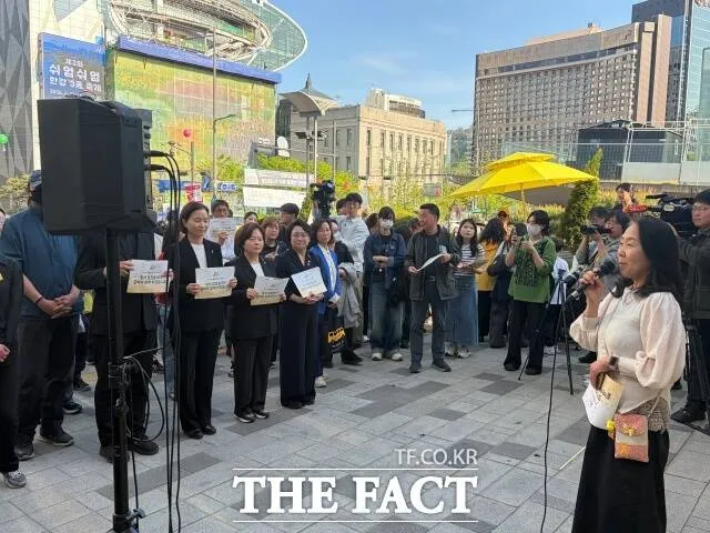 12 năm trôi qua vẫn rơi nước mắt: Biển người tưởng niệm thảm họa Sewol với dải ruy băng vàng