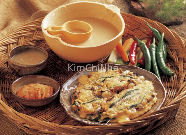 Văn hóa 비 오는 날 파전과 막걸리 - Ngày mưa ăn bánh xèo và uống rượu gạo.