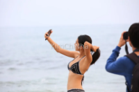 Chồng sốc khi vợ lén chụp ảnh bikini gợi cảm, tính chuyện ly hôn