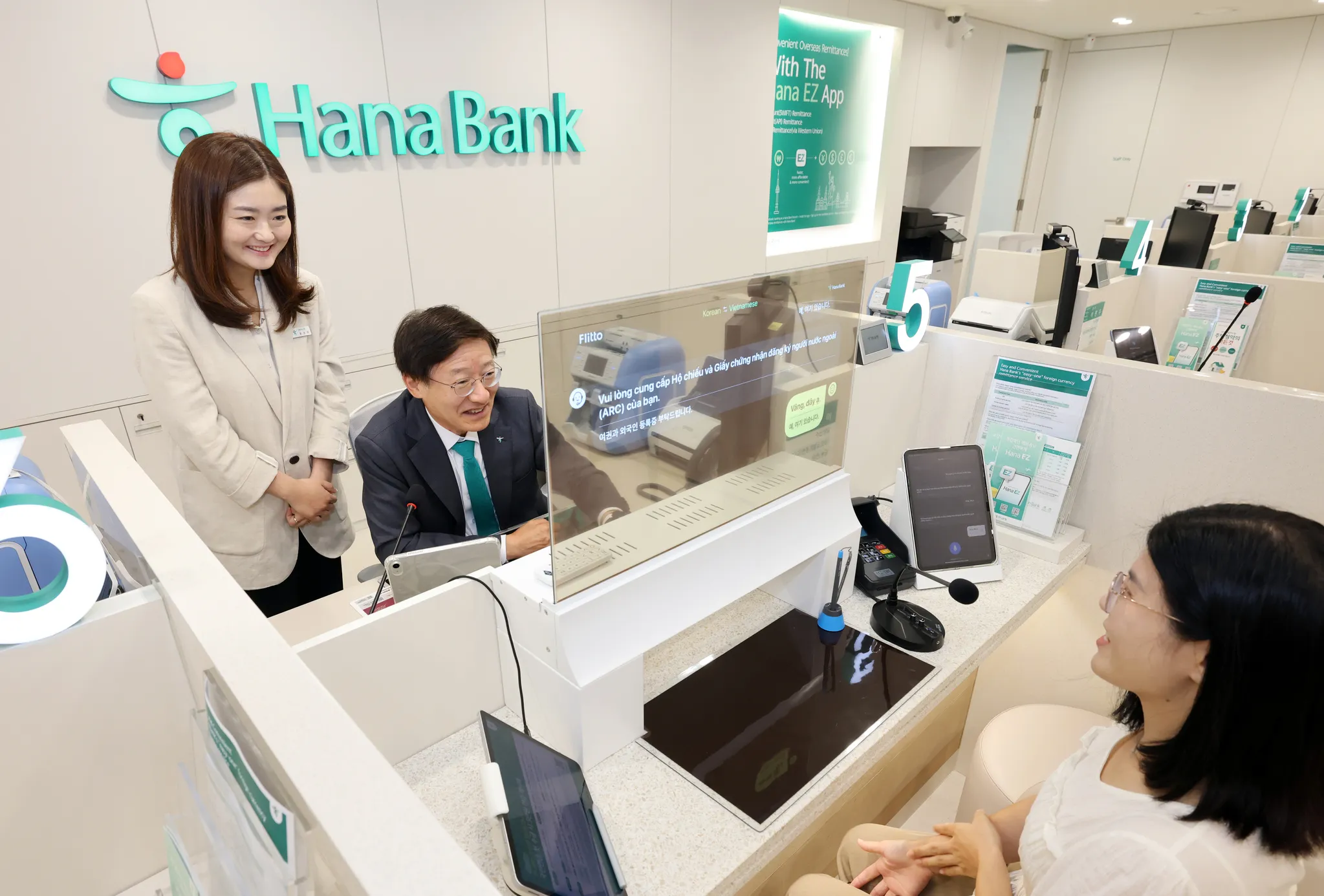 Hana Bank nâng cấp ứng dụng Hana EZ, mở rộng dịch vụ số cho khách hàng nước ngoài tại Hàn Quốc